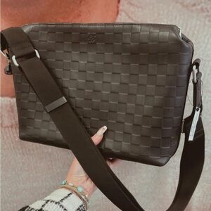 lv discovery messenger bag